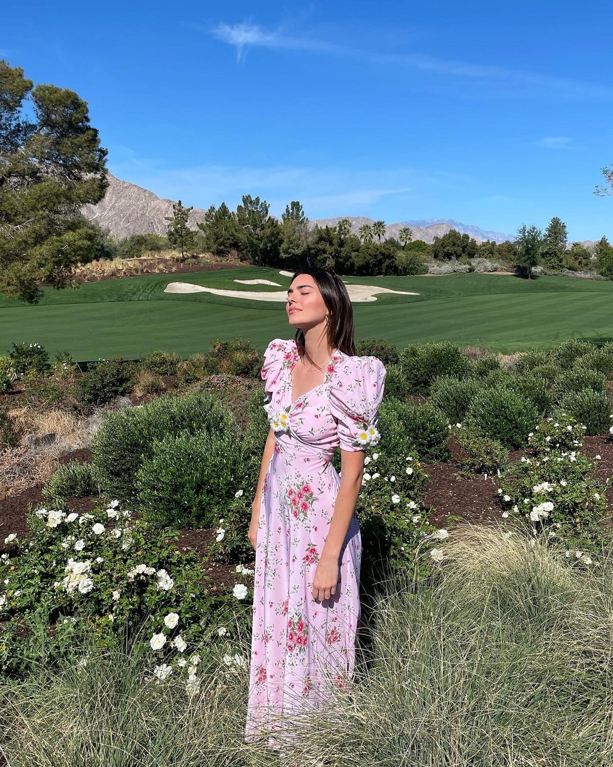 Kendall Jenner con un vestido floral de Rodarte el Domingo de Pascua