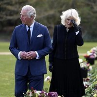 El Príncipe Carlos y Camilla Parker contemplan los tributos hacia el Duque de Edimburgo