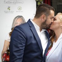 Belén Esteban y su marido Miguel se besan en la presentación de 'Los Sabores de La Esteban'