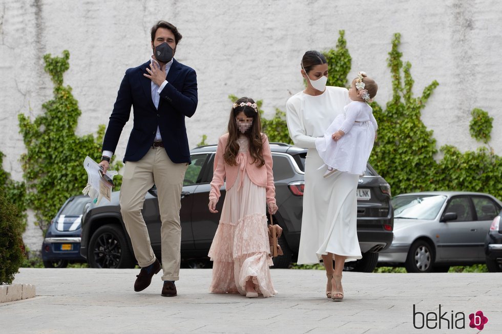 Elena Tablada, Javier Ungría y Ella Bisbal llegando al buatizo de su hija Camila