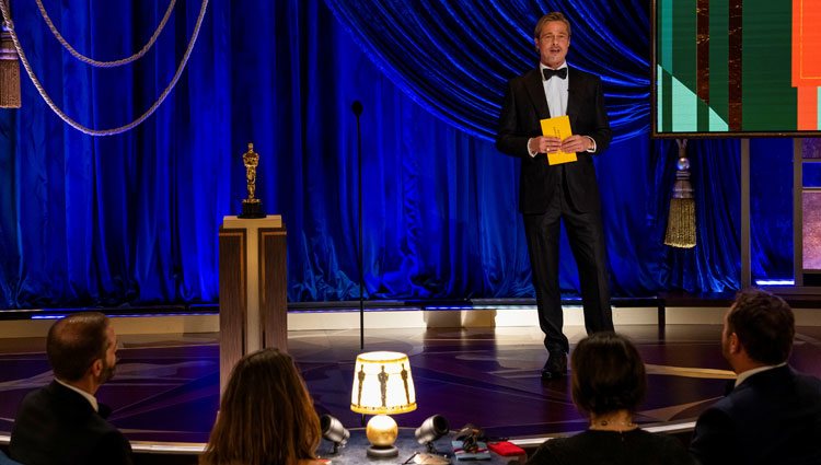 Brad Pitt entrega el Oscar 2021 a Mejor Actriz de Reparto