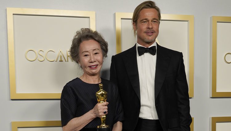 Brad Pitt y Youn Yuh-jung en los Oscars 2021