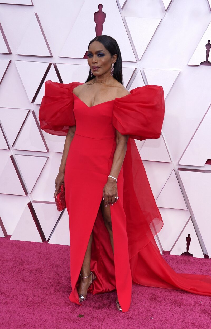 Angela Bassett de Alberta Ferretti en la alfombra roja de los Premios Oscar 2021