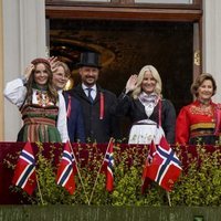 Harald y Sonia de Noruega, Haakon y Mette-Marit de Noruega, Ingrid Alexandra y Sverre Magnus de Noruega en el Dia Nacional de Noruega 2021