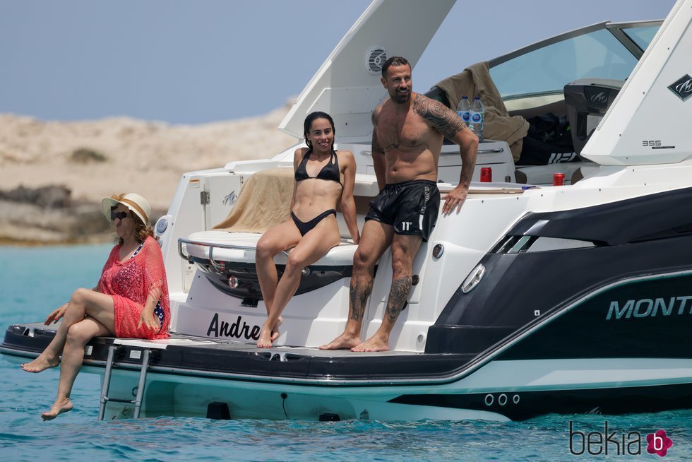 Rafa Mora y Macarena Millán en un barco en Ibiza