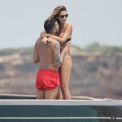 Tamara Gorro y Ezequiel Garay, abrazados en sus vacaciones en Ibiza