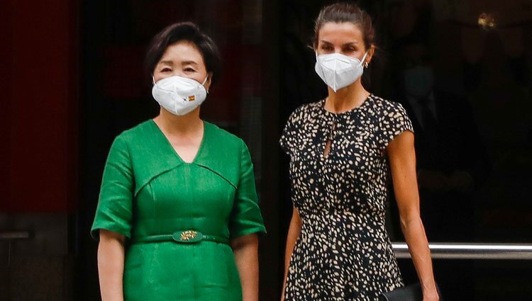 La Reina Letizia y Kim Jung-sook en su visita la Fundación ONCE