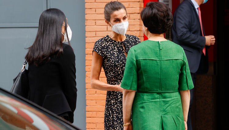 La Reina Letizia y Kim Jung-sook hablando en su visita a la Fundación ONCE