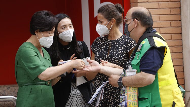 La Reina Letizia y Kim Jung-sook comprando un cupón de la ONCE
