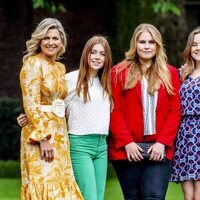 Los Reyes Guillermo Alejandro y Máxima de Holanda protagonizan su tradicional posado de verano 2021 con sus tres hijas