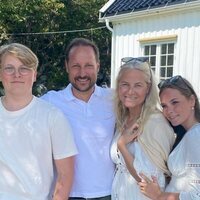 Haakon y Mette-Marit de Noruega con sus hijos Ingrid Alexandra y Sverre Magnus en un posado veraniego
