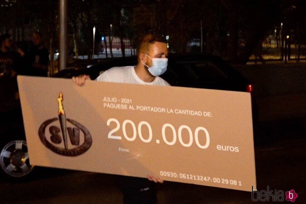 David Flores con el cheque de ganadora de Olga Moreno en 'SV 2021'