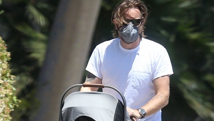 Ewan McGregor paseando con su bebé recién nacido