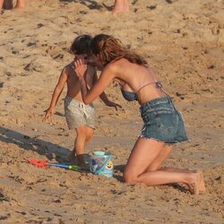 Eva González abrazando a su hijo en las playas de Cádiz