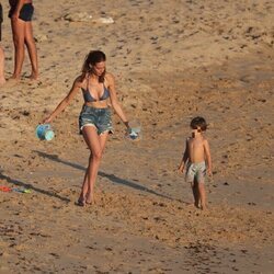 Eva González con su hijo en las playas de Cádiz