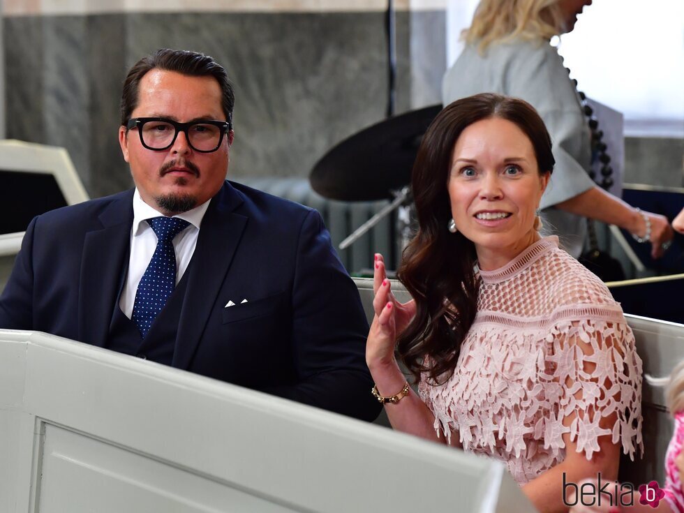 Oscar Kylberg y Maria Nilsson en el bautizo de Julian de Suecia