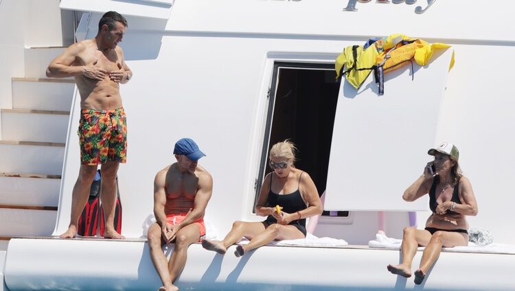 Jesús Vázquez con su marido y amigas en un barco en Ibiza