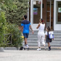 Ezequiel Garay y tamara Gorro entrando al colegio de sus hijos en su primer día de curso