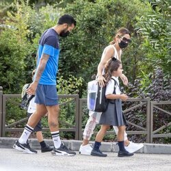 Tamara Gorro y Ezequiel Garay llevan a sus dos hijos a su primer día de colegio