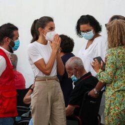 La Reina Letizia hablando con personas desplazadas por la erupción en La Palma