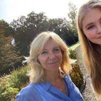 Amalia de Holanda con la autora de su biografía 'Amalia'