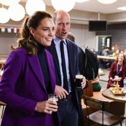 El Príncipe Guillermo y Kate Middleton con unas cervezas en Irlanda del Norte