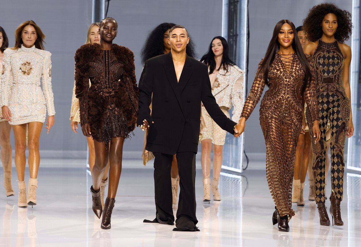 Olivier Rousteing y las supermodelos tras el desfile de 10 años al frente de Balmain