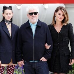 MIlena Smit, Pedro Almodóvar y Penélope Cruz en la presentación de 'Madres paralelas'