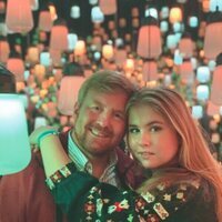 Amalia de Holanda abraza a Guillermo Alejandro de Holanda en Japón