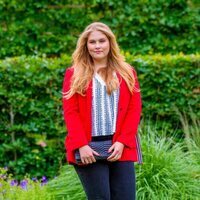 Amalia de Holanda en los jardines de Huis ten Bosch en un posado de verano