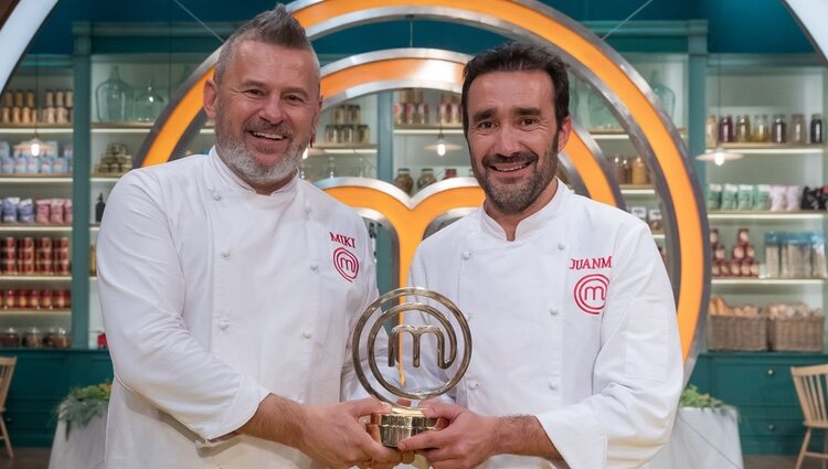 Miki Nadal y Juanma Castaño posan con su premio como ganadores de 'Masterchef Celebrity 6'