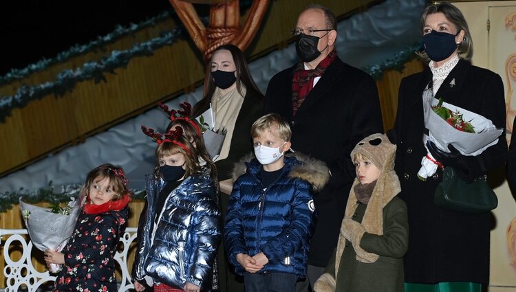 Carolina y Alberto de Mónaco con los pequeños Jacques y Gabriella de Mónaco inaugurando la Navidad