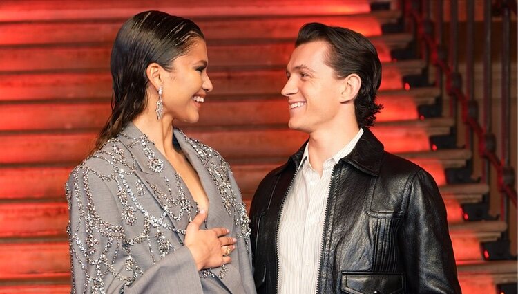 Tom Holland y Zendaya compartiendo miradas en el estreno de 'Spider-man: No way home' en Londres