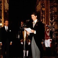 El Rey Felipe leyendo un discurso en su mayoría de edad ante los Reyes Juan Carlos y Sofía