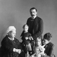 La Reina Victoria Eugenia con sus padres, Enrique de Battenberg y la Princesa Beatriz, su hermano Alexander y su abuela la Reina Victoria