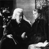 La Reina Victoria y Victoria Eugenia de Battenberg cuando era pequeña