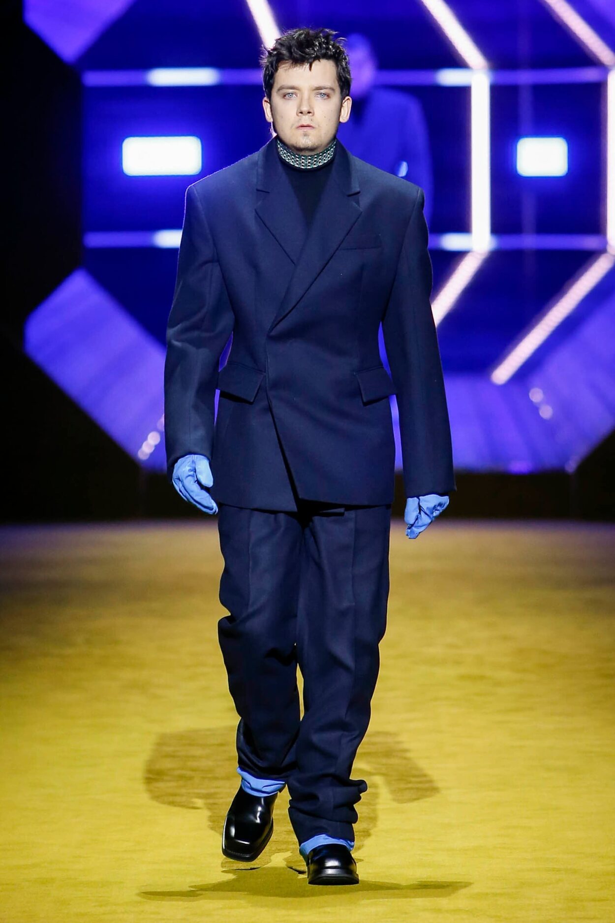 Asa Butterfield desfilando para Prada otoño/invierno 2022/2023