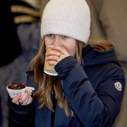 Josefina de Dinamarca bebiendo y tomando un dulce en la inauguración del Mary's Australian Garden en el zoo de Copenhague
