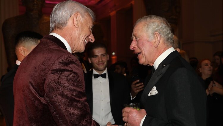 El Príncipe Carlos hablando con Ian Rush en un acto del British Asian Trust