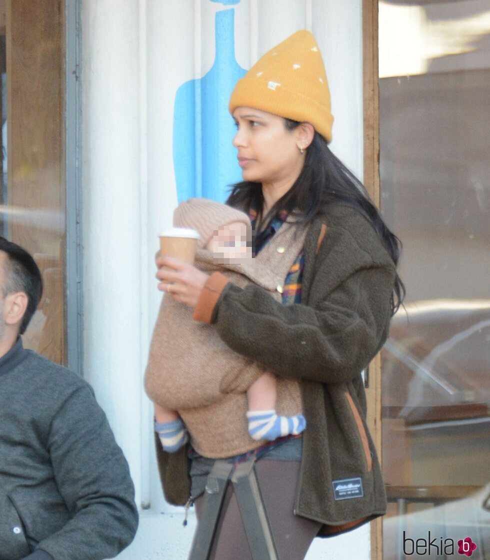 Freida Pinto con su bebé dando un paseo por Los Feliz, en Los Angeles