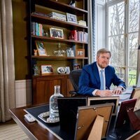 Guillermo Alejandro de Holanda trabajando en su despacho en el Palacio Huis ten Bosch