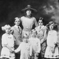 La Reina Victoria Eugenia con sus hijos de pequeños