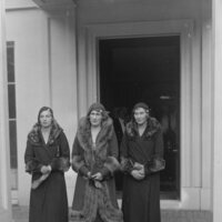 La Reina Victoria Eugenia con sus hijas Beatriz y María Cristina