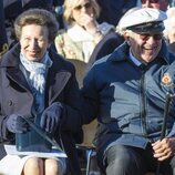 La Princesa Ana y Constantino de Grecia ríen divertidos