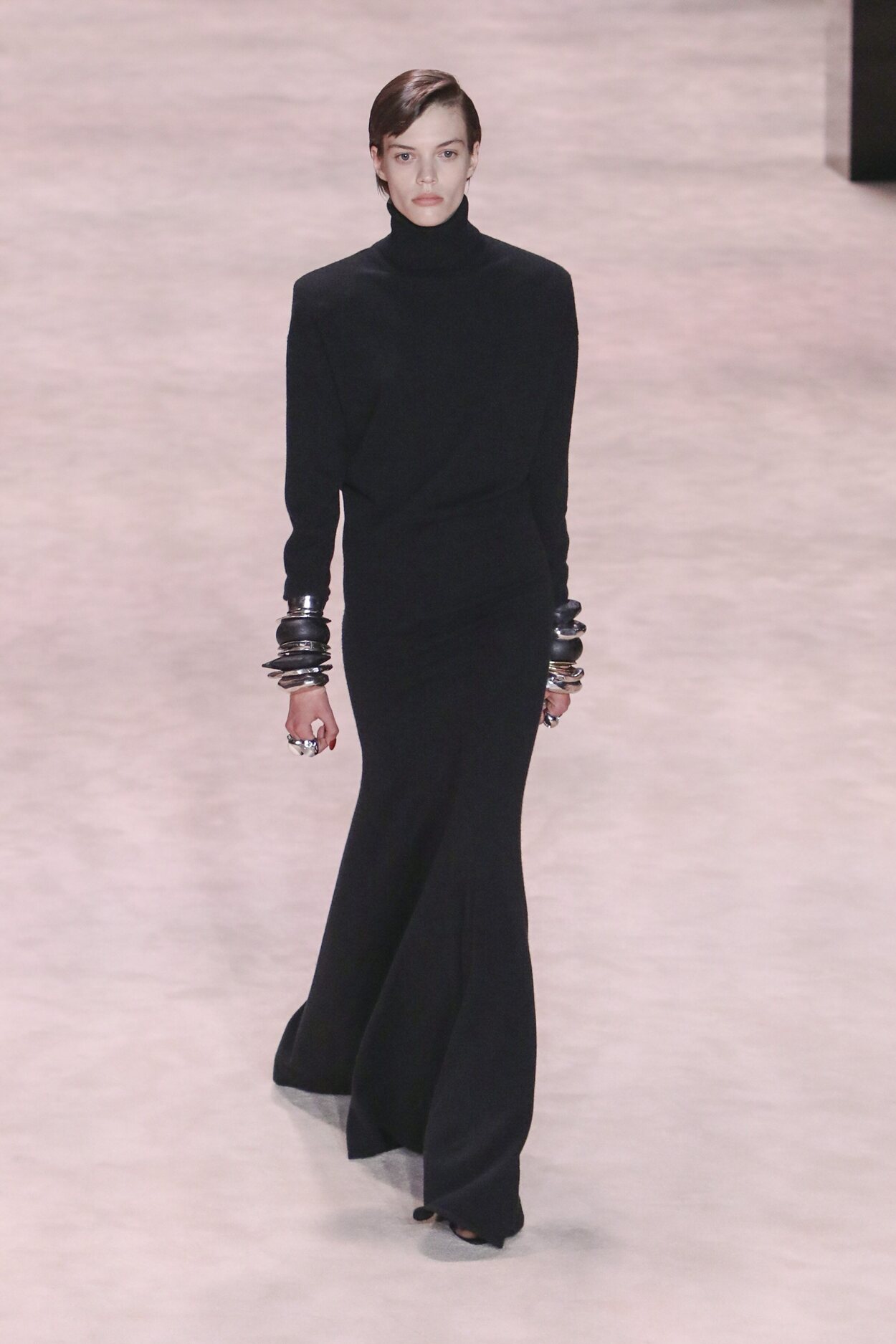 Vestido negro en el desfile otoño/invierno 2022/2023 de Saint Laurent