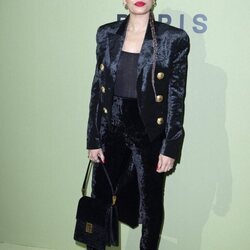 Hiba Abouk asiste al desfile de Balmain en la Semana de la Moda de París 2022
