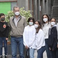 Los Reyes Felipe y Letizia se hacen una foto con unos niños en La Palma