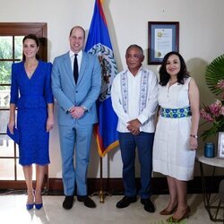El Príncipe Guillermo y Kate Middleton con el Primer Ministro de Belice y su esposa en su visita oficial a Belice por el Jubileo de Platino