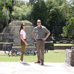 El Príncipe Guillermo y Kate Middleton en el Palacio del Cielo de las ruinas de Caracol en Belice