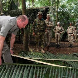 El Príncipe Guillermo en un área de entrenamiento en Chiquibul junto a Kate Middleton en Belice